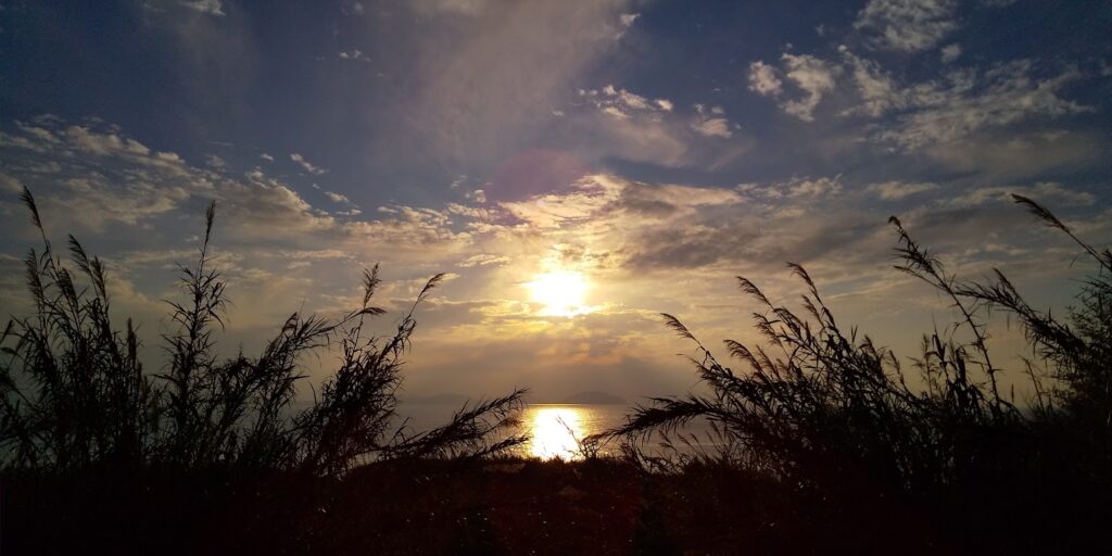 相島の海に沈む夕日