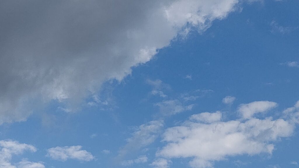 雨雲と青空